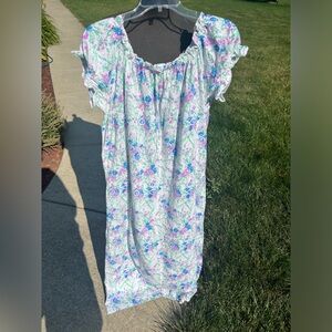 Nice vintage Avantique brand floral nightgown large